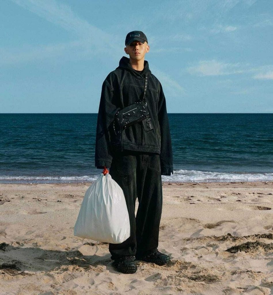 Balenciaga's Fall/Winter 2022 collection included pouches that resembled trash bags. Photo: Balenciaga