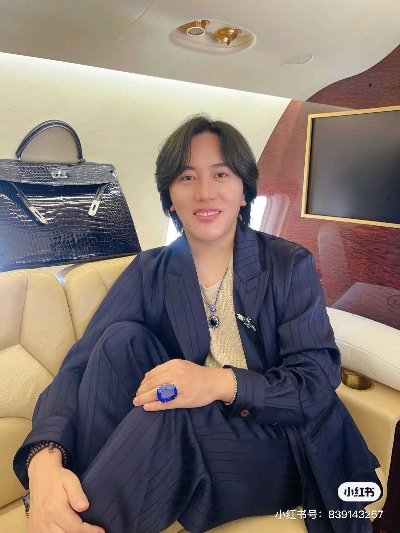 An avid collector of diamond and green emerald jewelry as well as Hermès bags, Wanghong Quanxing (@王红权星) is a member of Beijing’s socialite scene. Image: @王红权星