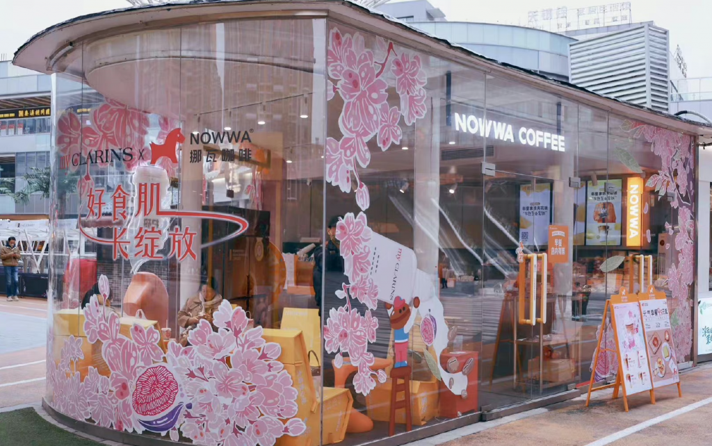 My Clarins tied up with entry-price point Nowwa coffee chain to create exclusive cherry blossom-themed coffees and gifted samples of its products. Image: Nowwa's Weibo