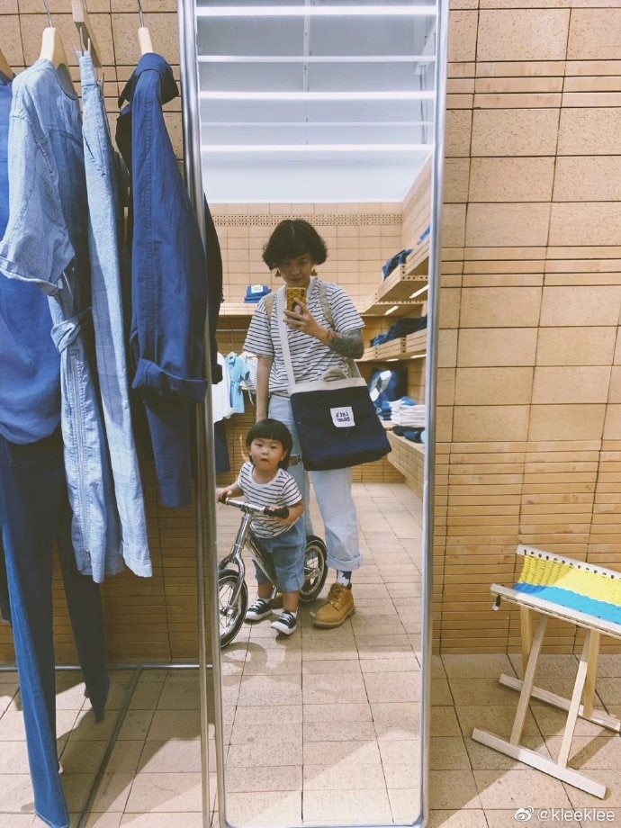 One kleeklee customer taking a selfie with her kid inside of the store. Photo: kleeklee/weibo