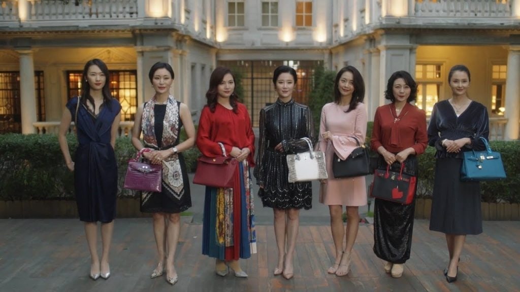 In the TV series “Nothing But Thirty,” the protagonist, Gu Jia, found herself cropped out of a group photo simply because she was carrying a Chanel bag and not an Hermès. Photo: Weibo