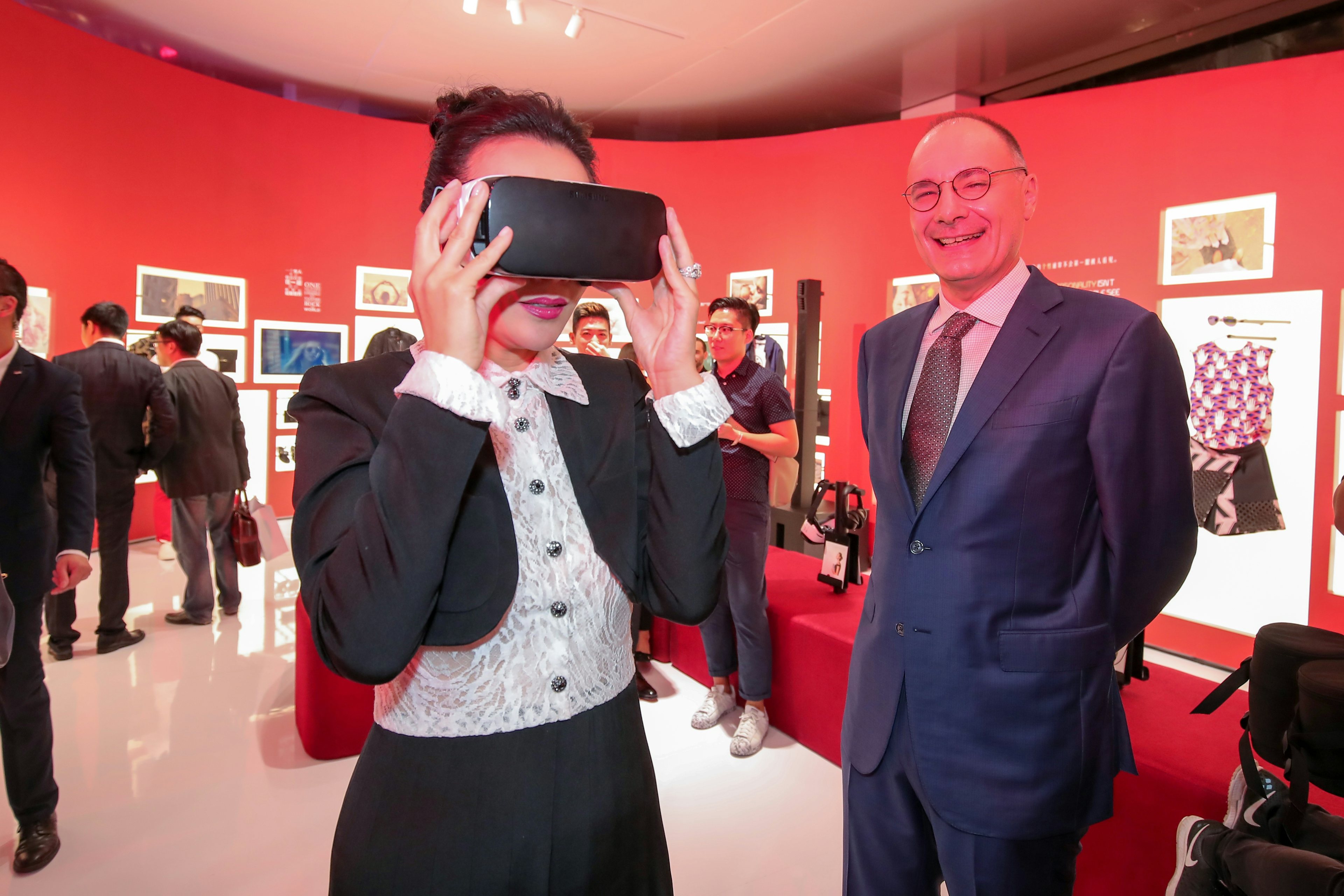 Carina Lau (L) tests out a VR headset with Mei.com CEO Thibault Villet (R) at Mei.com's launch event for its 916 online shopping festival in Shanghai on Tuesday, September 13, 2016. (Courtesy Photo)