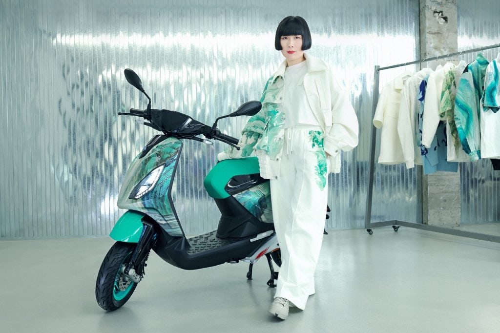 The e-scooter by Piaggio and Feng Chen Wang takes inspiration from China's natural landscapes and traditional brushstroke technique. Photo: Piaggio x Feng Chen Wang
