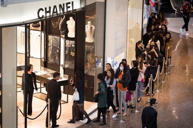 Lines outside Chanel at the Shanghai International Financial Center in Shanghai on March 19, 2015. (China Daily)