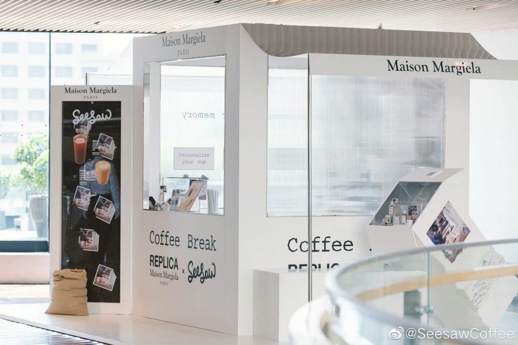 In October 2020, Maison Margiela teamed up with Seesaw Coffee for a pop-up store in Shanghai.