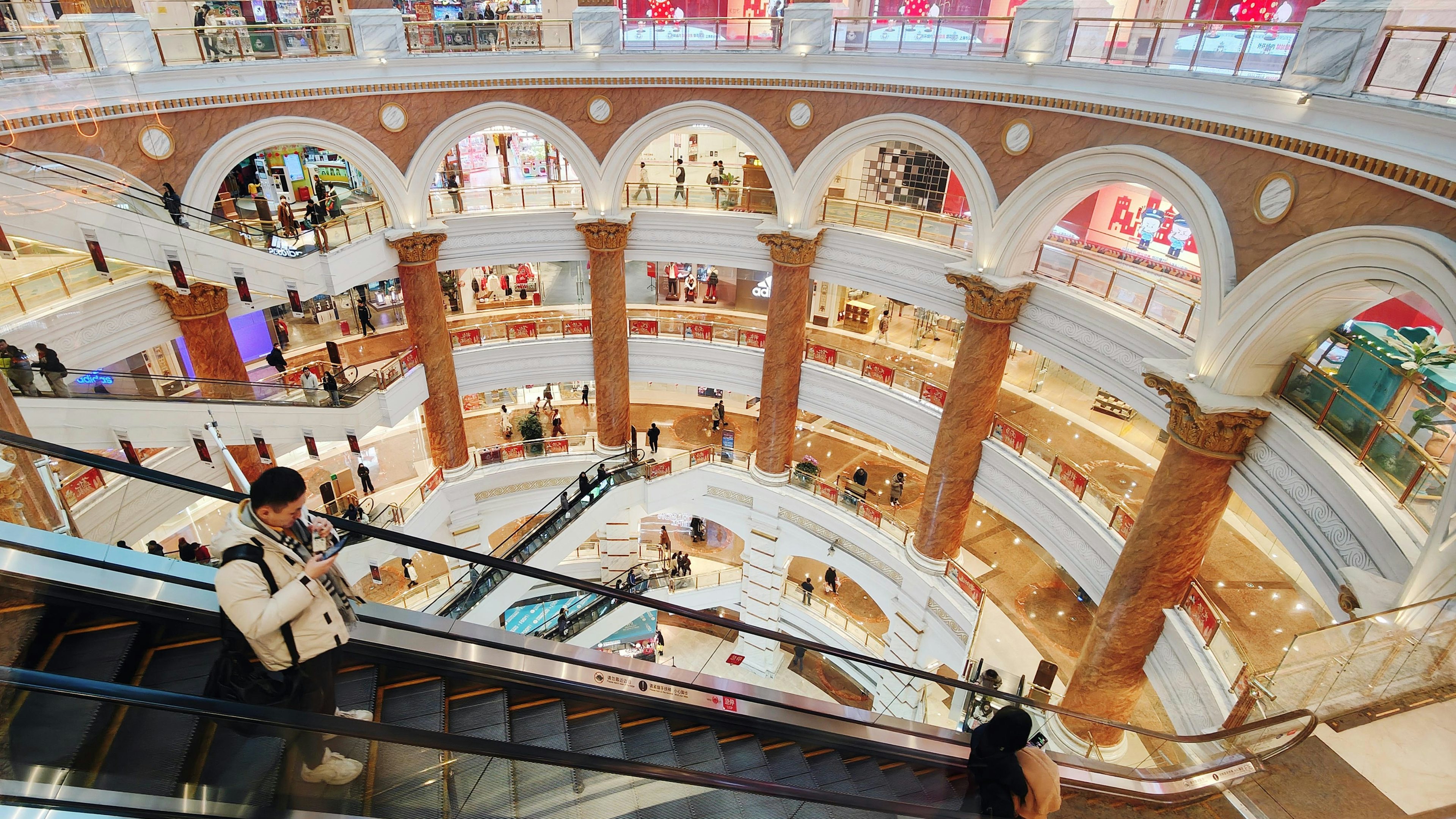 Tourists shop at Global Harbor Mall in Shanghai. Photo: Getty Images