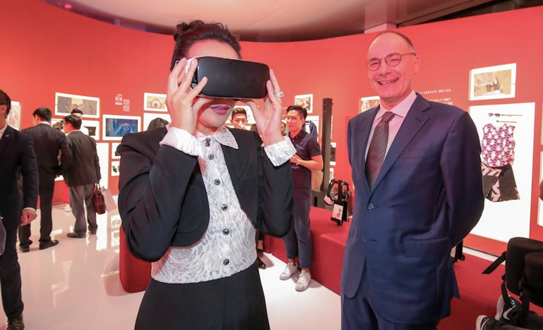 Carina Lau (L) tests out a VR headset with Mei.com CEO Thibault Villet (R) at Mei.com’s launch event for its online shopping festival in Shanghai in 2016. (Courtesy Photo)
