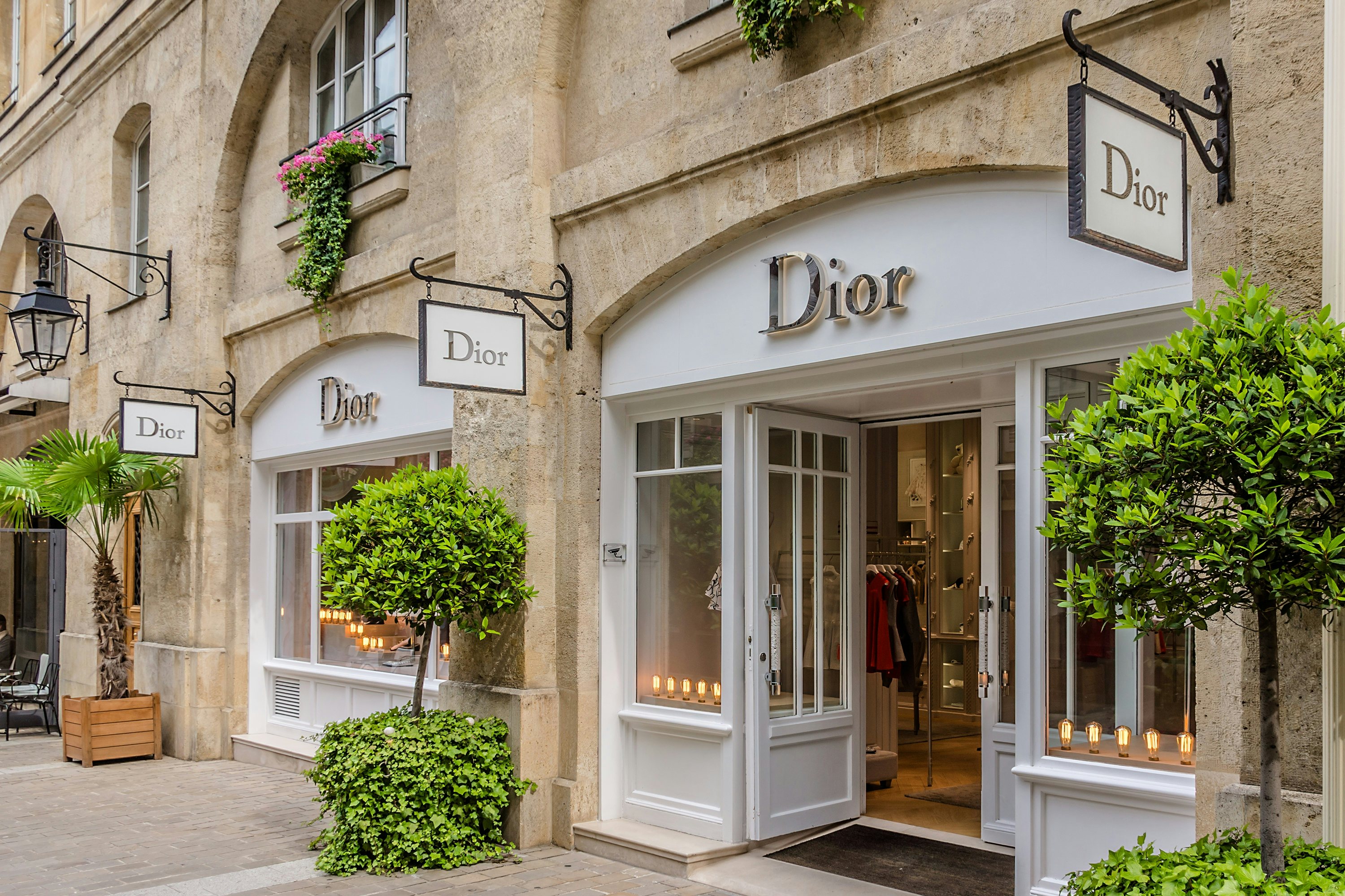 A Dior store in Paris. Europe has seen a slump in spending by Chinese travelers in 2016. (Shutterstock)