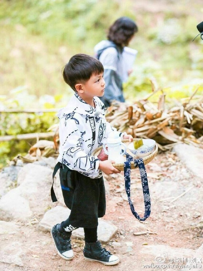 Olympic champion Tian Liang's son Tian Xinchen wore a Comme Tu ES top, he first appeared on the TV show "Where Are We Going, Dad?" (Image via Comme Tu ES Weibo)