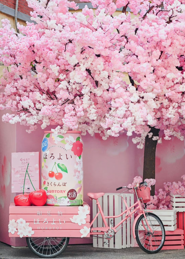 Harmay partnered with Horoy to create a cherry-tasting beverage and decorated its stores in pink hues. Image: Harmay's Weibo